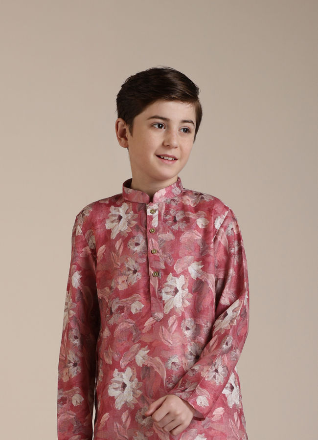 alt message - Manyavar Boys Boys Coral Pink Floral Patterned Kurta Set image number 0